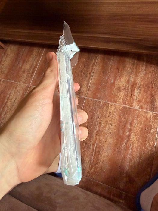 Два кейса за  Apple 17 pro + протектори