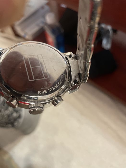 Ceas Hilfiger,foarte frumos,cu bratara.