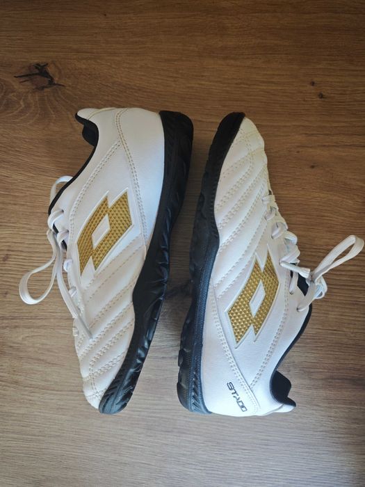 Футболни стоножки LOTTO 32 номер