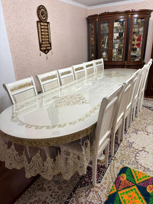 Продаем стол с 12 стульями