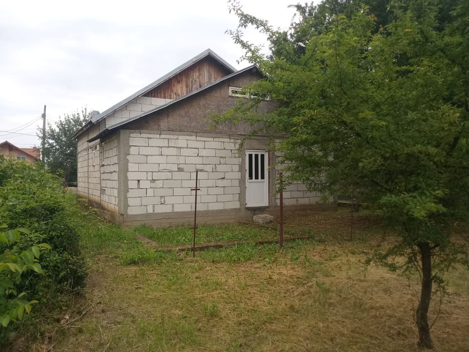 Teren si casa  Ciorogarla langa manastirea Samurcasesti