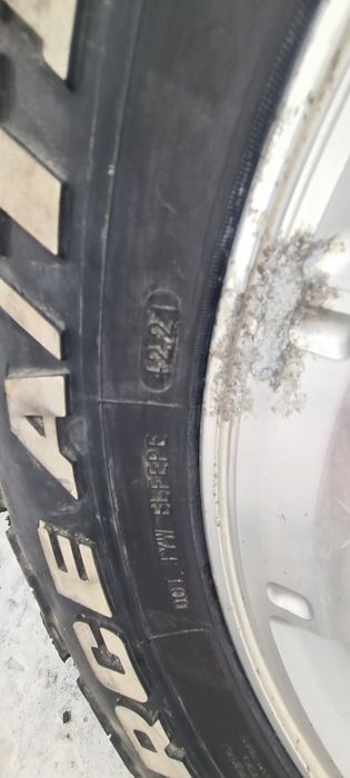 Диски с шинами колеса.