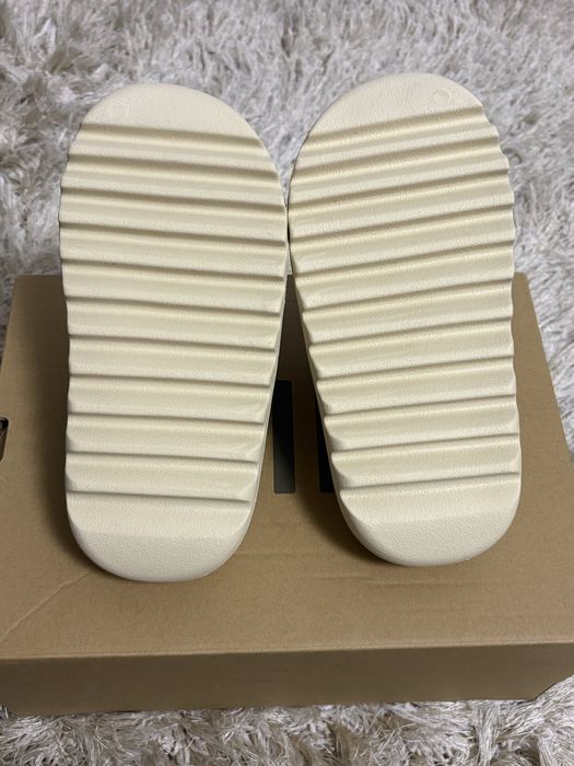 Yeezy Slides ‘Bone’