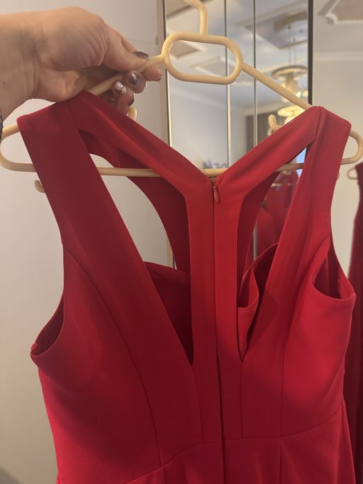 Червена дълга рокля