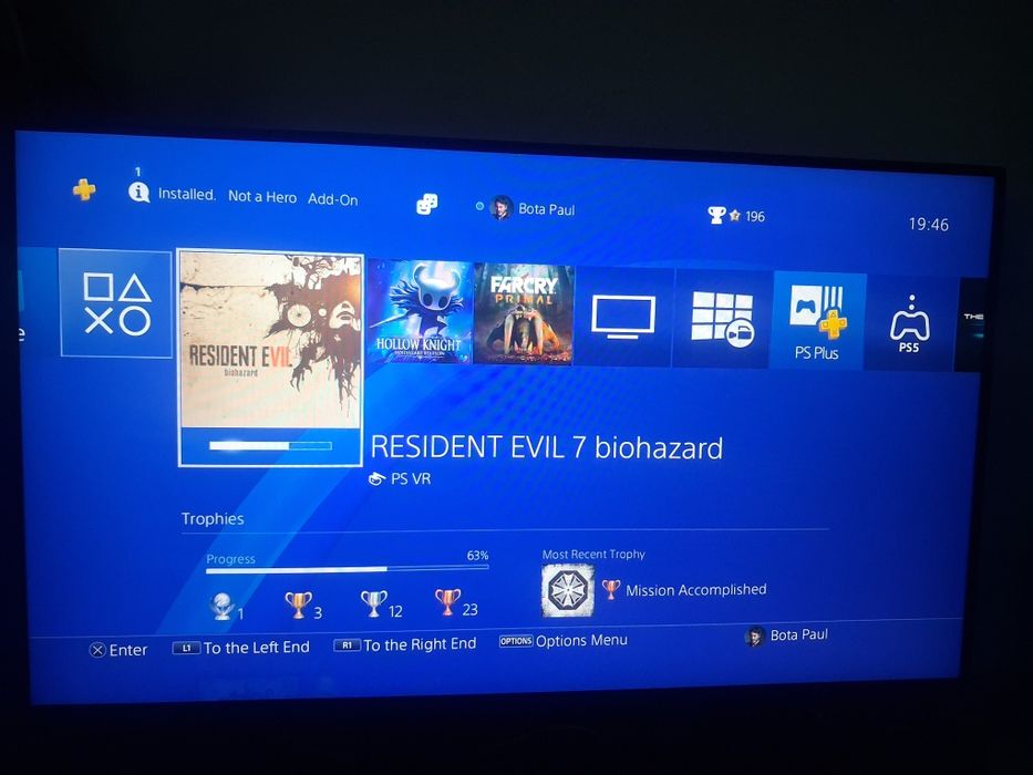 Vând consolă PS4 cu controller