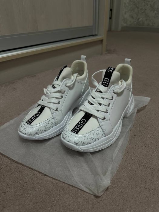 Кроссовки GUESS