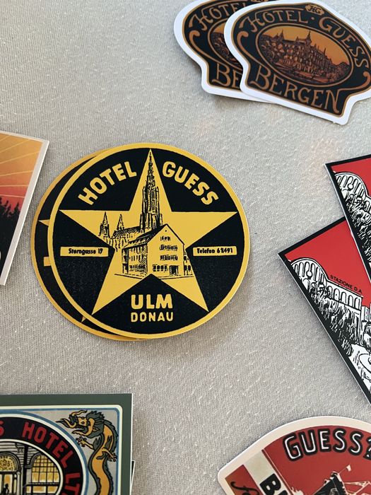 Stikere Guess-valiza, caiete, laptop etc