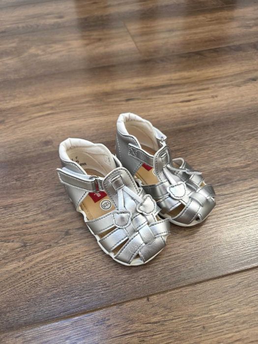 Сандали за момиче, размер 20, цвят сив и бял