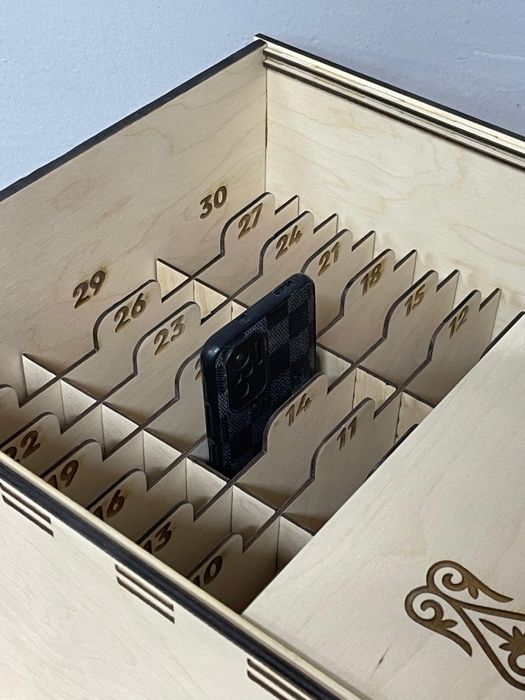 Коробка для телефонов в школу