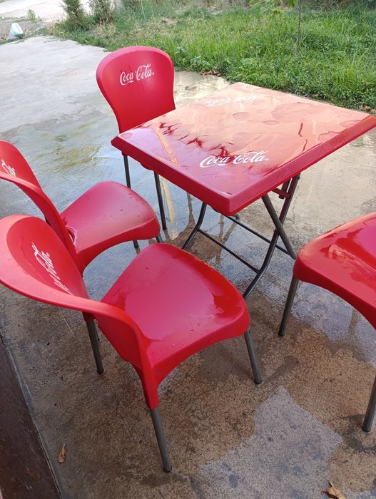 Кола стол стулья.