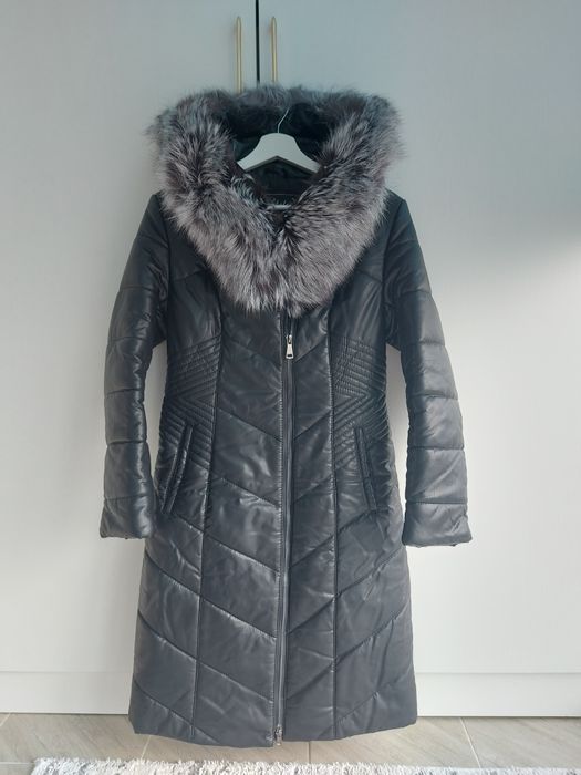 Зимний пуховик с капюшоном