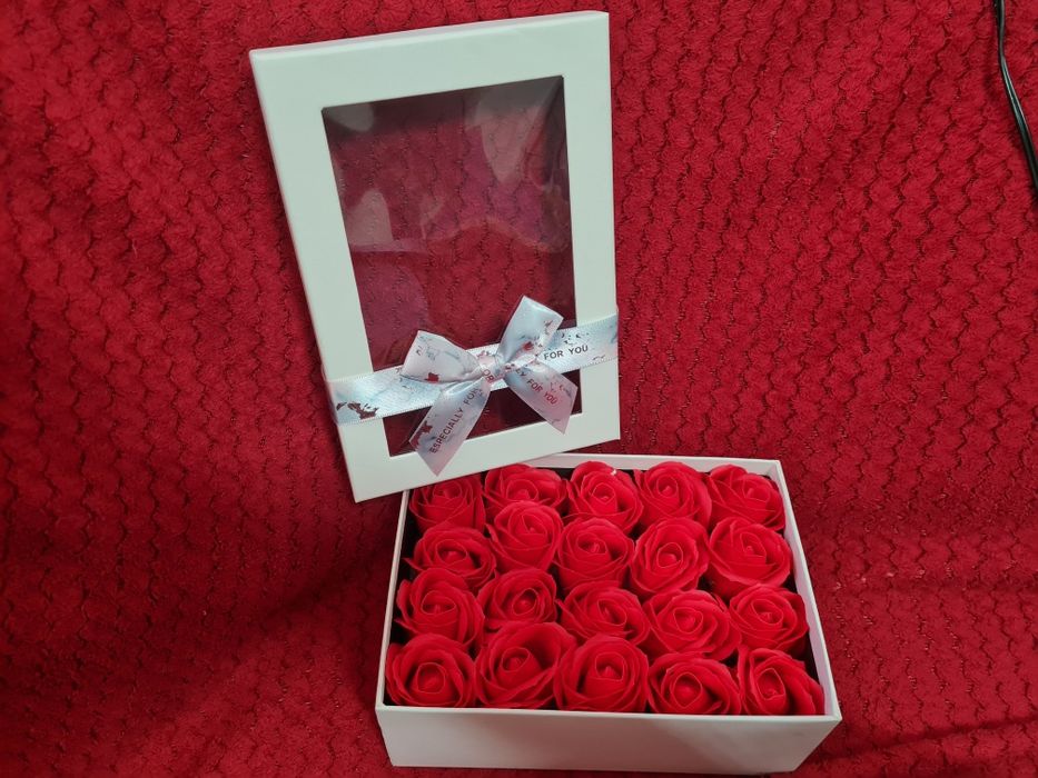 Cutie/ aranjament cu trandafiri