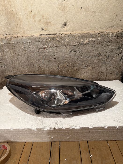 Фар Ford Fiesta MK8