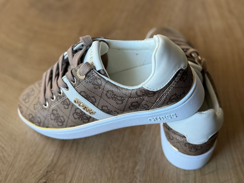 Дамски спортни обувки Guess