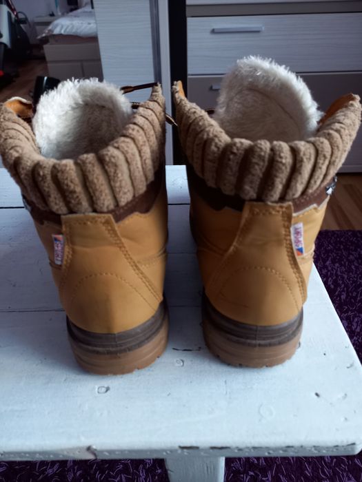 Bocanci dama,piele întoarsă,marimea 37.Pret.30 lei.