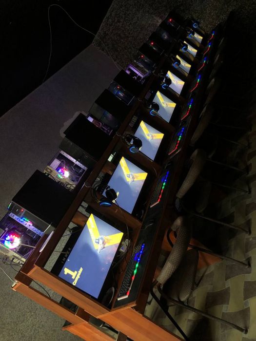 Kompyuterlar sotiladi.Ishlab turgan