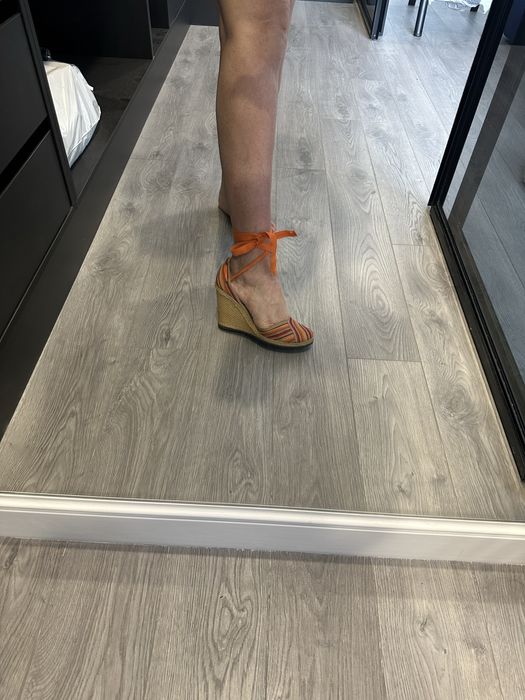 Босоножки на танкетке