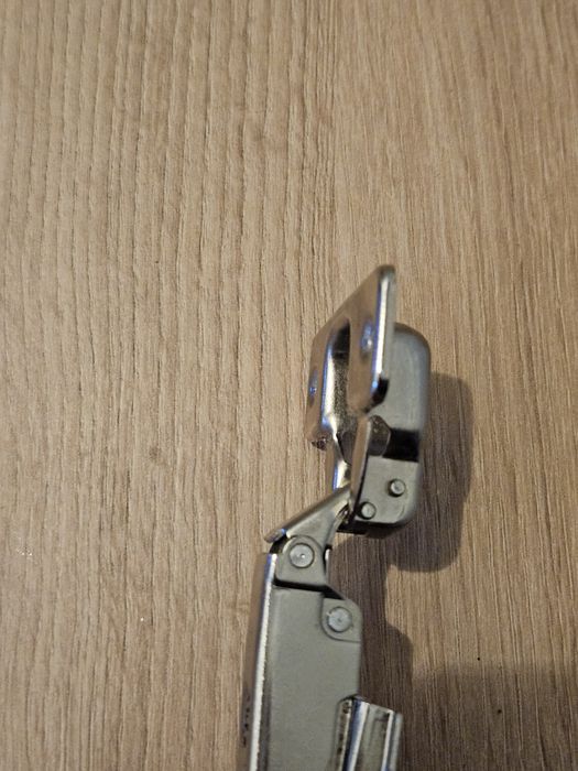 Мебелни панти с основи LAMA