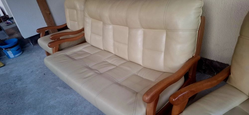 Canapea si 2 fotolii din piele sj lemn masiv.