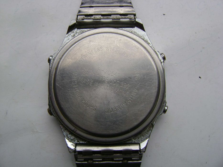 Продавам 5 броя ретро кварцови часовници Levis,Time Tronic,Quartz