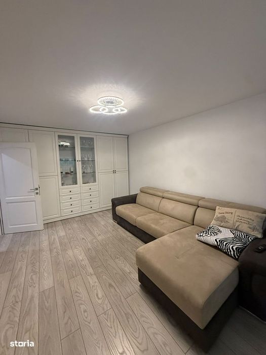 De inchiriat 3 decomandate RENOVAT la etajul 1, zona URA