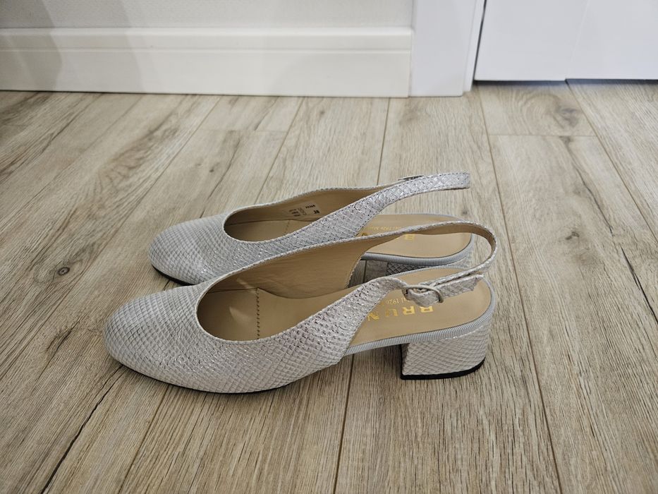 Кожаные босоножки