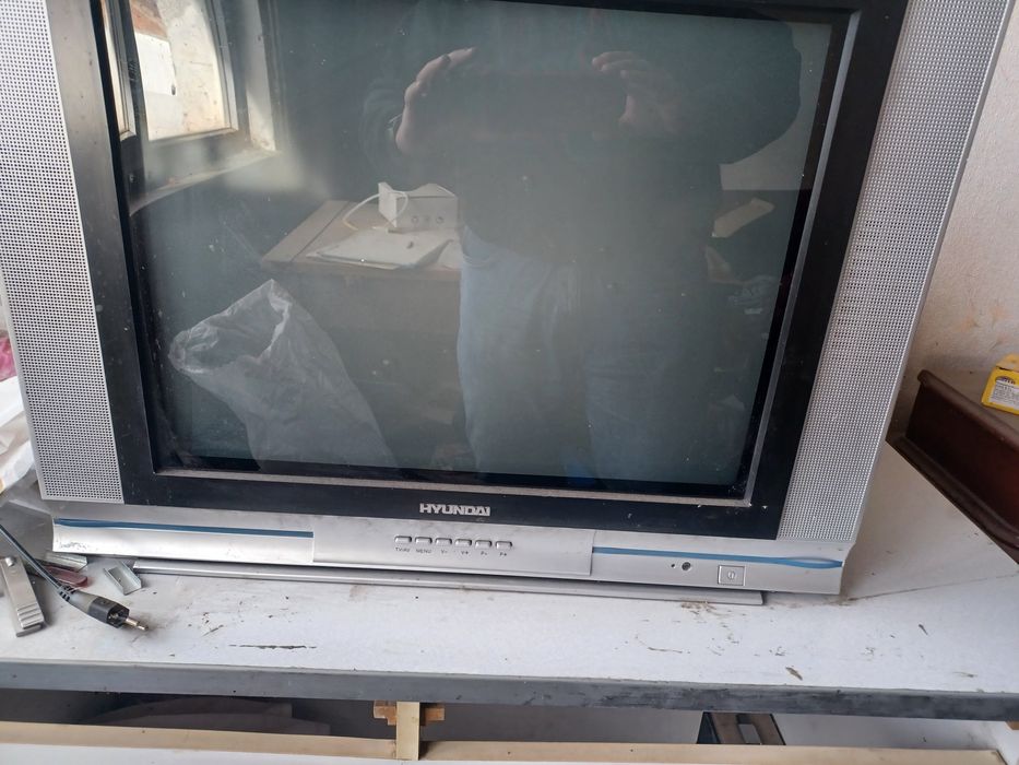 Два броя телевизори