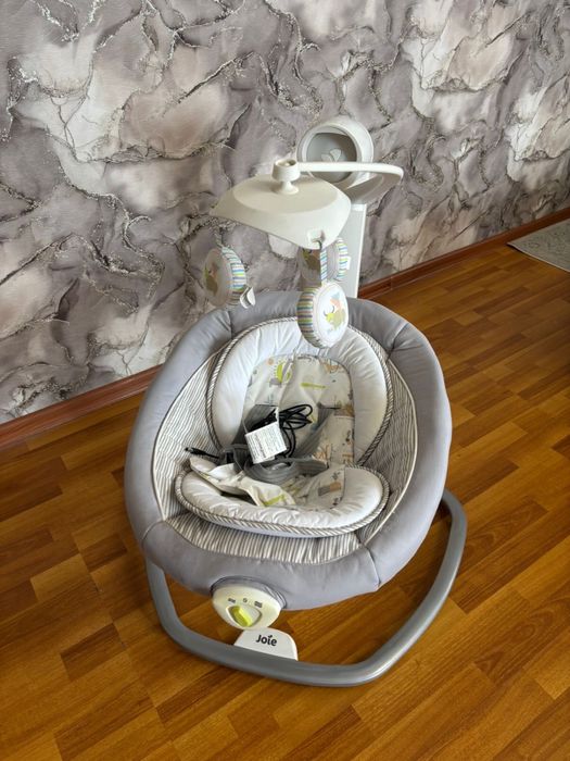 детский шезлонг-качалка Joie