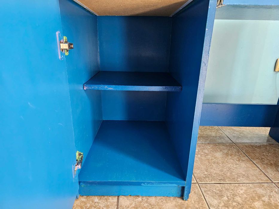 ПОДАРЯВАМ Ученическо бюро и шкаф