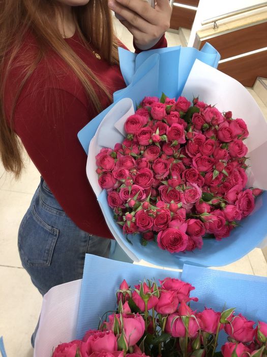 Цветы кустовые розы 15шт