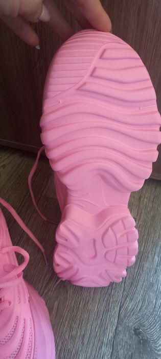 Маратонки в розово