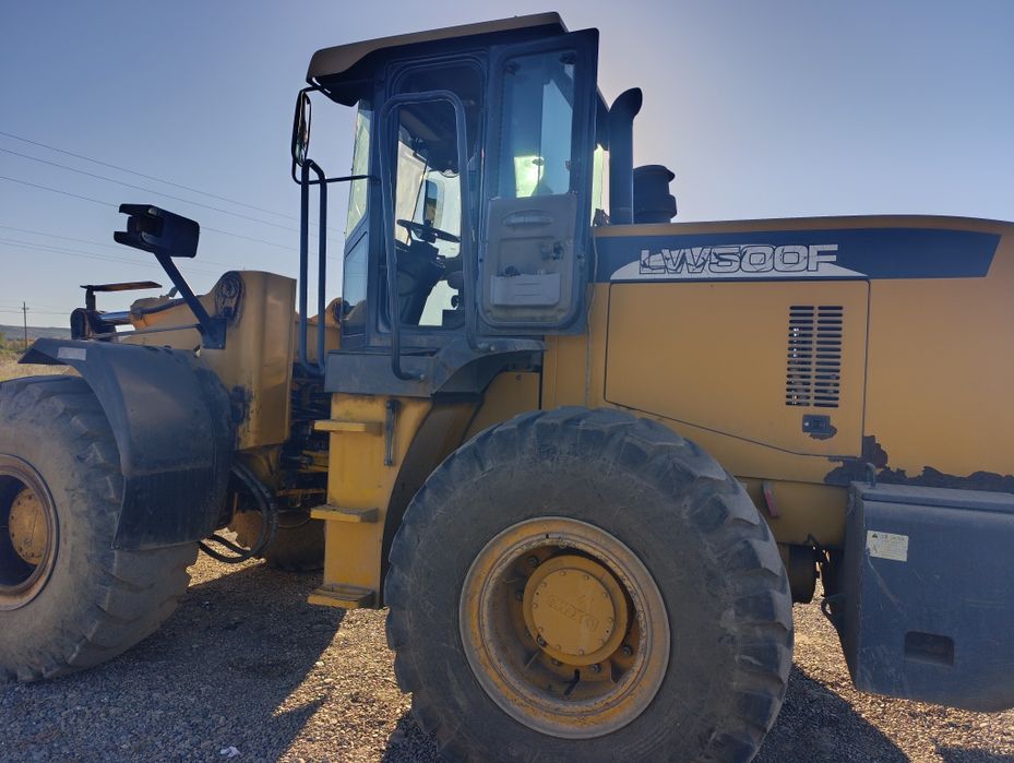 Продам фронтальный погрузчик LW 500.