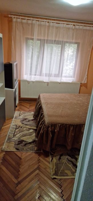 Închiriez apartament 4 camere  - Zona Confecții