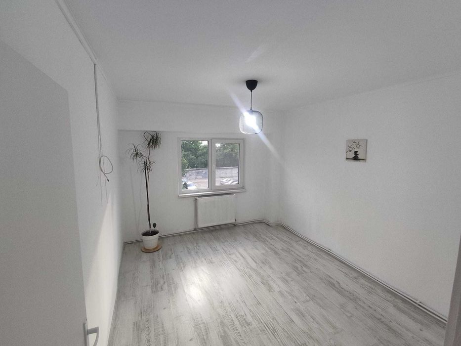 Închiriez apartament 3 camere Str. Stefan cel Mare