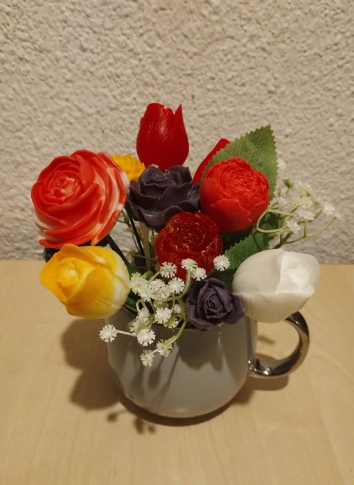 Цветя в кашпа изработени от сапунена база.