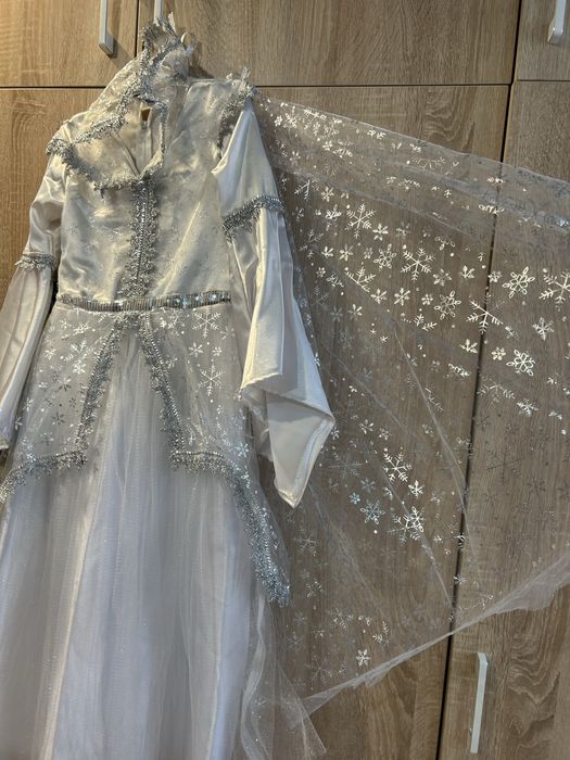 Продам карнавальные костюмы снежная королева и мальвина