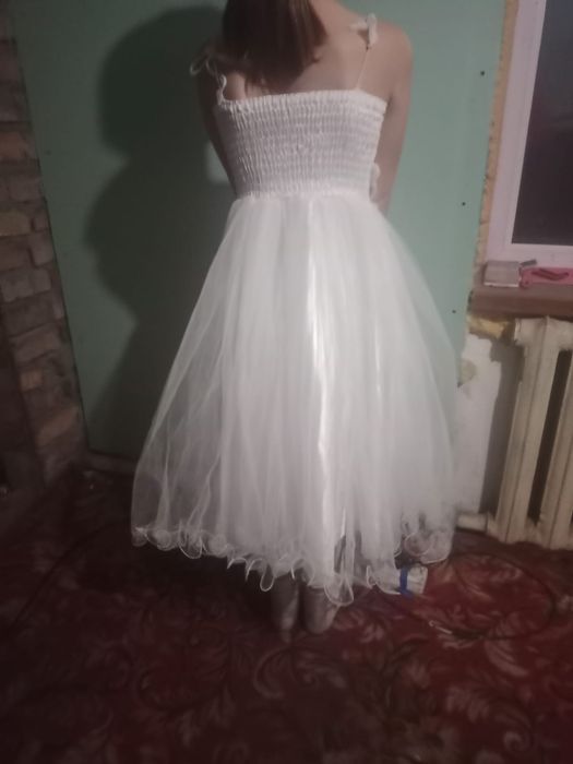 Продам костюмы и платья