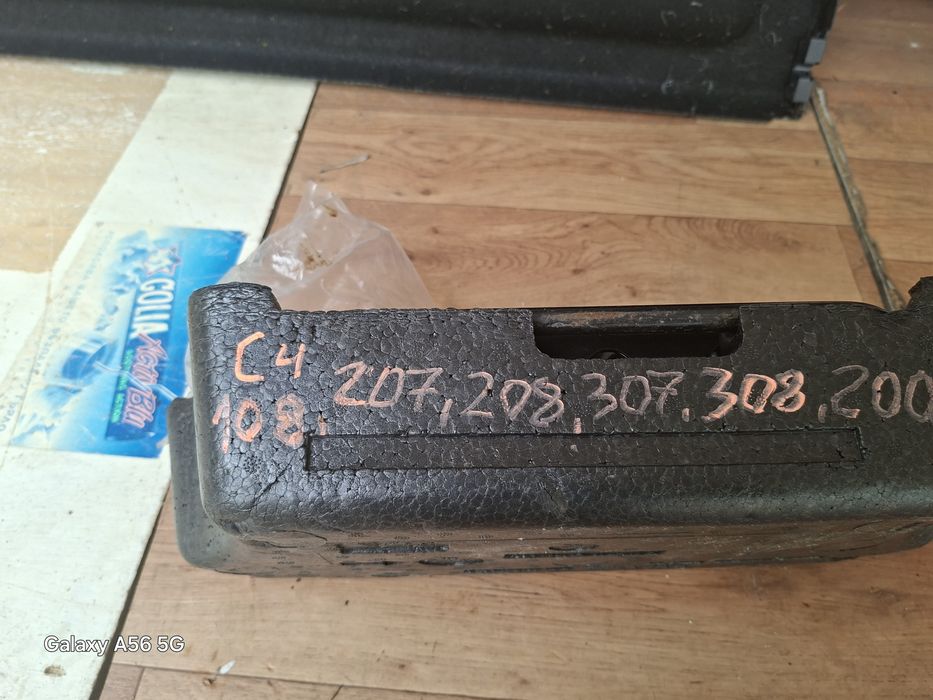 Оригинален крик Peugeot .208.308..Citroen C4