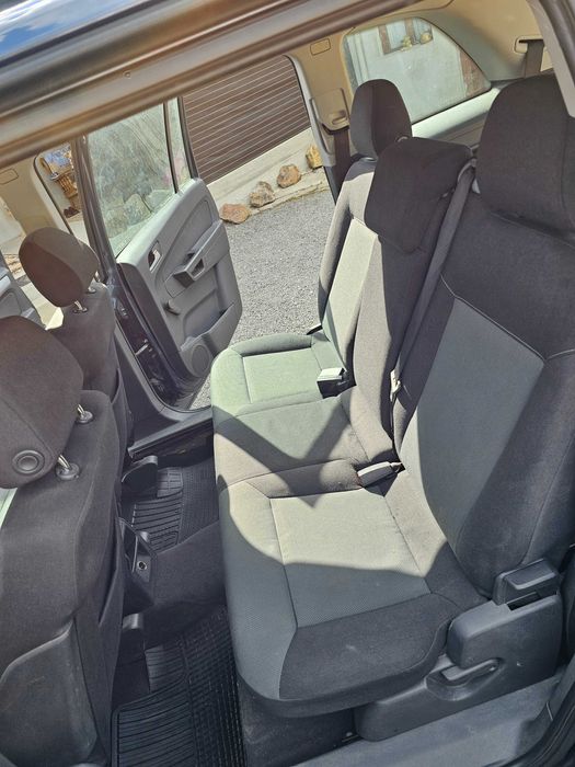 Vând opel zafira