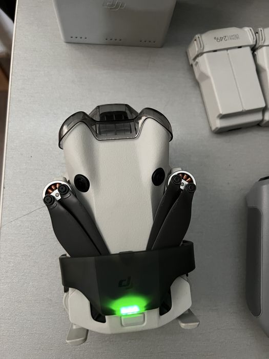 Drona dji mini 4 pro fly more combo