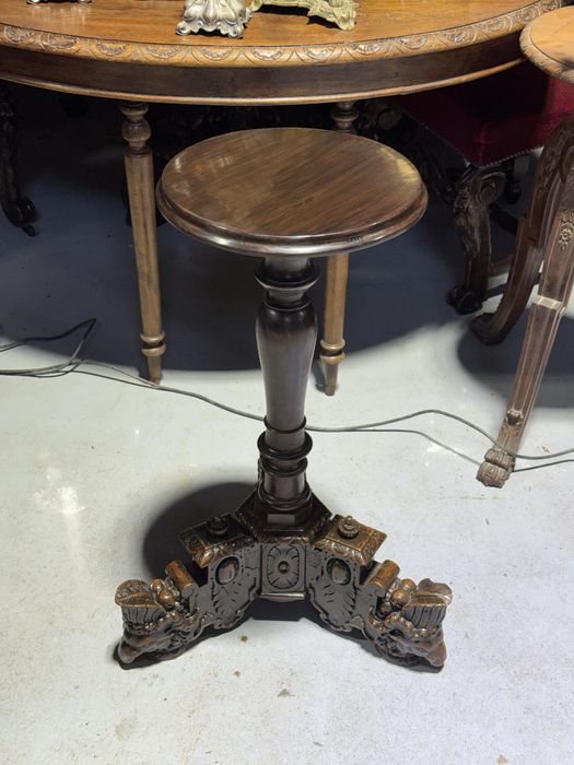 Stativ din lemn masiv cu picioare sculptate