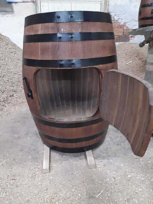 Дървени маси и столове, шкафове тип буре.