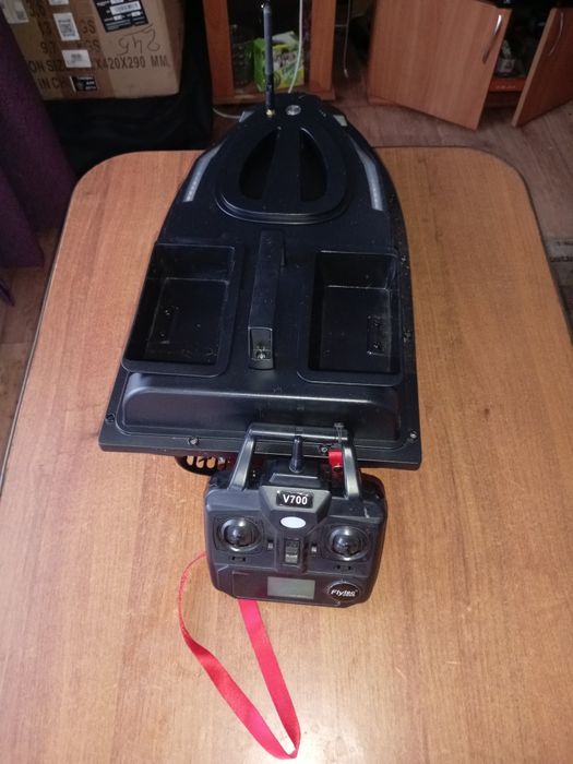 Закормочный катер.