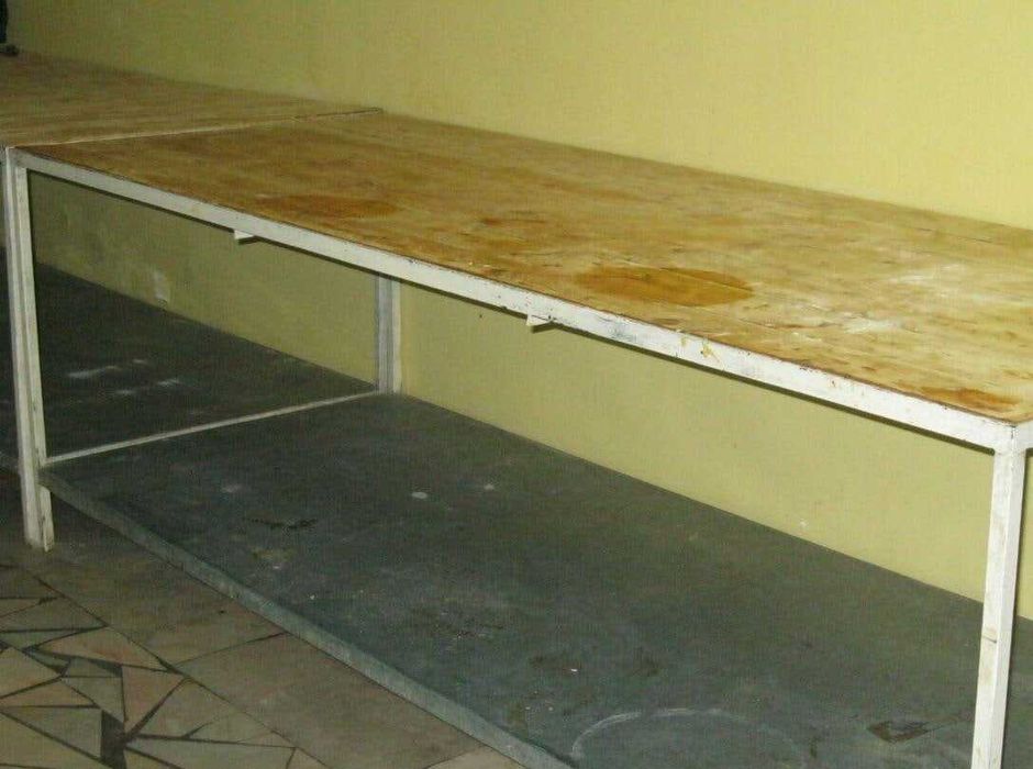 Кондитерские столы срочно продаются.