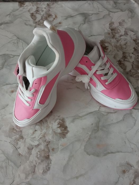 Женские кроссовки