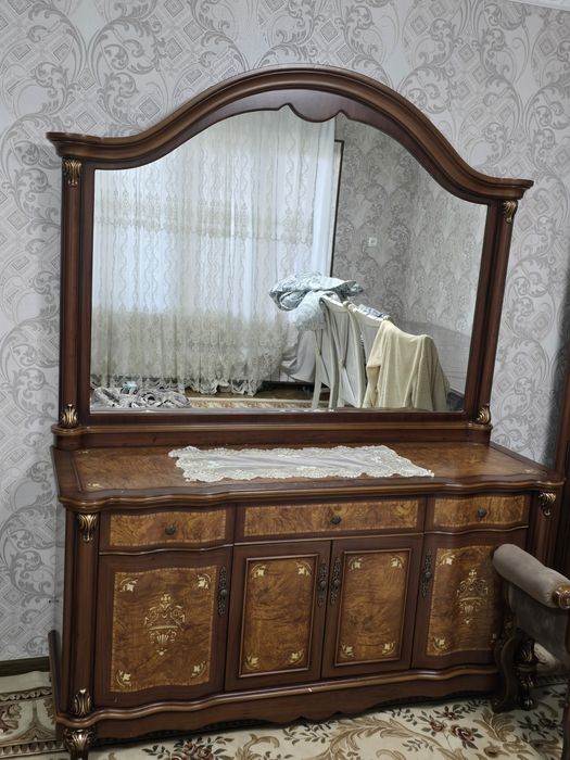 Mebel sotiladi kamplekt stenka, komod oynali,stol
