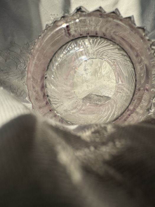 Кристална ваза с розови флорални мотиви