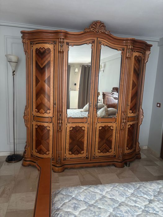 Dormitor IMAR Arad – Colecția Imperial – Lemn masiv de cireș, sculpturi și intarsii manuale