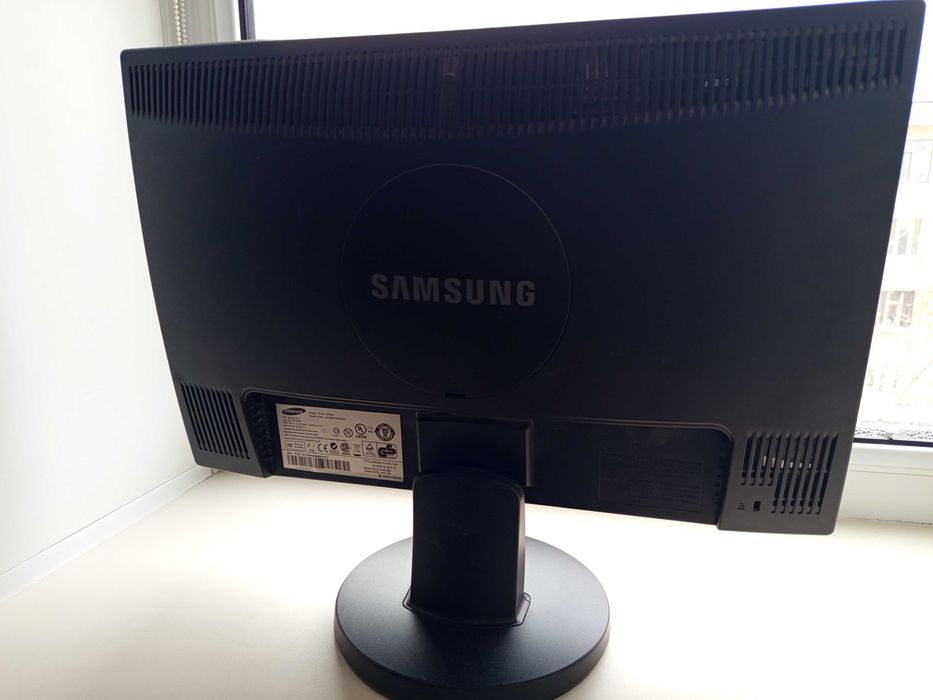 Монитор 19 Samsung