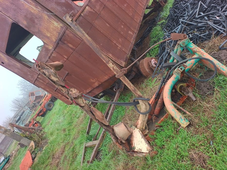 Vând semănătoare de porumb , cositoare, grebla